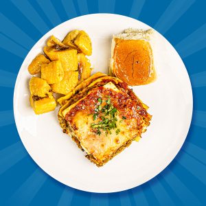 06 - Lasagna de Res Tres Quesos con Pan y Amarillitos